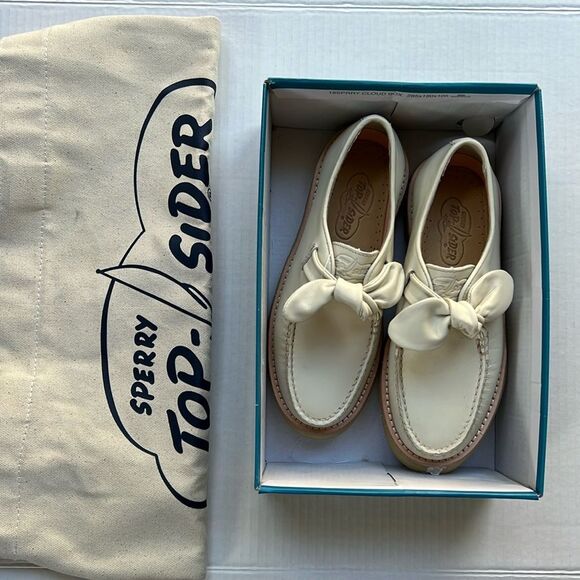 Sperry Captain's Crepe Bow Oxford in Ivory with Tote Bag - Picture 2 of 12